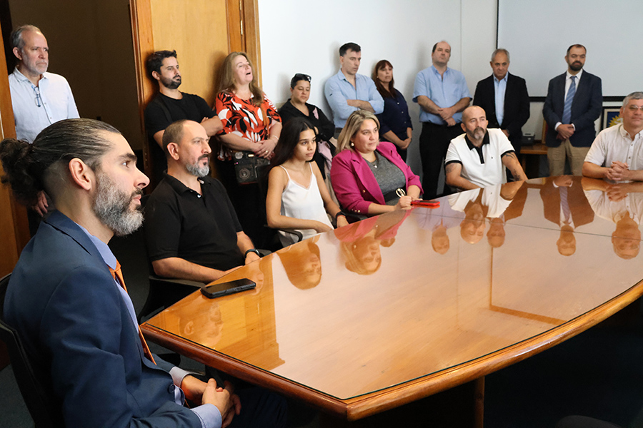 Autoridades, funcionarios y familiares asistentes al acto
