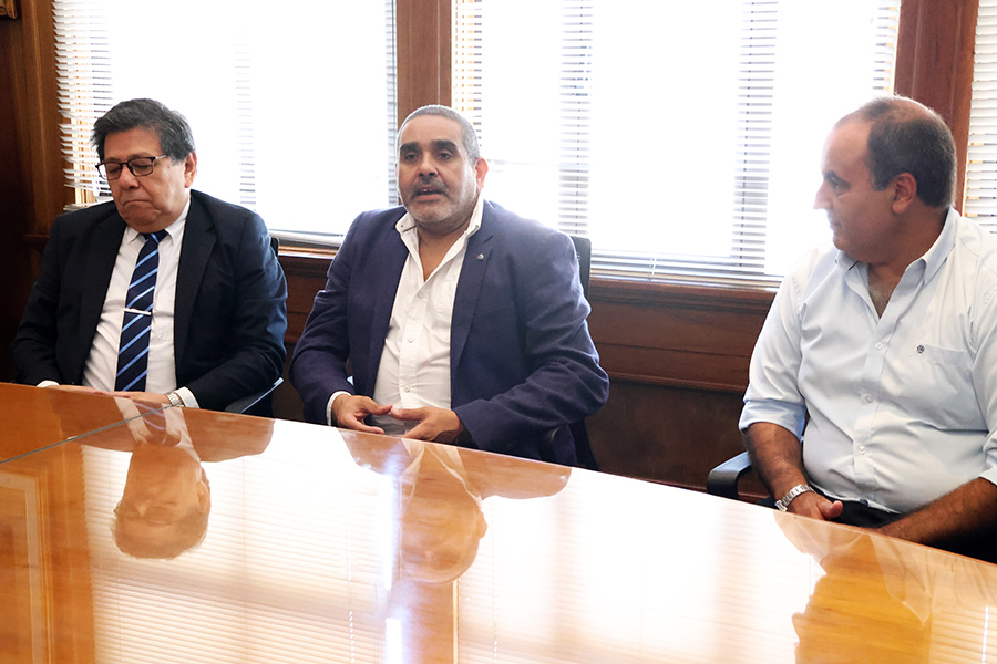 Gabriel Bonfrisco junto al director Roque Ramos y el vicepresidente designado José Luis Pereira